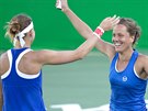 eské tenistky Barbora Strýcová (vpravo) a Lucie afáová porazily druhý eský...