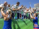 Lucie Hradecká a Radek tpánek se radují ze zisku bronzové olympijské medaile...