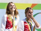 Bronzové tenistky Lucie afáová (vlevo) a Barbora Strýcová pi medailovém...