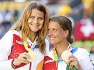 Bronzové tenistky Lucie afáová (vlevo) a Barbora Strýcová pi medailovém...