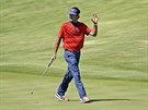 Americký golfista Bubba Watson mává na diváky, kteí ho odmnili boulivým...