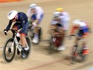 Britský dráhový cyklista Mark Cavendish (vlevo) ve finálovém závodu omnia. (15....