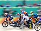Britský dráhový cyklista Mark Cavendish (vlevo) pi finálovém závodu omnium v...
