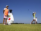 Golfistka Klára Spilková (v zeleném) v úvodním kole olympijského turnaje. (17....