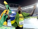 Jamajan Usain  Bolt si na oslavu vítzství v závodu na 200 metr vzal krom...