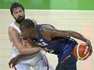 Basketbalista Kevin Durant z USA v souboji se Sergiem Llullem ze panlska....