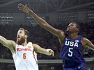 Basketbalista Kevin Durant z USA v souboji se Sergiem Rodriguezem ze panlska....