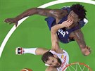 Basketbalista DeAndre Jordan z USA v souboji se Sergiem Rodriguezem ze...