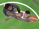 Basketbalista DeAndre Jordan z USA blokuje stelu Willyho Hernangómeze ze...