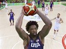Basketbalista DeAndre Jordan z USA smeuje v semifinálovém utkání se...