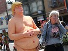 Socha nahého prezidentského kandidáta Donalda Trumpa pekvapila i kolemjdoucí v...