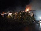 Neznámý há zapálil krátce za sebou dv budovy v Beneov. (13. srpna 2016)