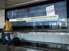 Na istanbulském letiti se objevila provokativní reklama. Varování na cesty:...