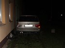 Opil� �idi� se sv�m BMW narazil v Kozoj�dk�ch do sloupu ve�ejn�ho osv�tlen�,...