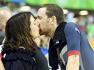ZLATÁ PUSA. Bradley Wiggins slaví páté olympijské zlato se svou enou Catherine.