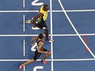 Usain Bolt probíhá cílem semifinálové dvoustovky po boku s Kanaanem de Grasem.