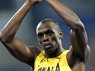 Usain Bolt tleská divákm po semifinále na dvoustovce.