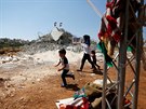 Palestinci u domu zboeného izraelskými úady kvli chybjícímu povolení k...
