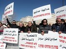 Arabský poslanec izraelského Knesetu Ahmat Tibi (uprosted) na demonstraci ped...