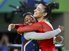 Americká sportovní gymnastka Simone Bilesová (vlevo) a její krajanka Aly...