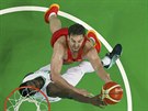 panlský basketbalista Pau Gasol zakonuje, brání ho Ekenechukwu Brian Ibekwe...