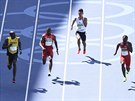TOMU TO ALE B̎Í... Jamajský sprinter Usain Bolt (vlevo) v olympijském rozbhu...