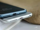 iPhone 7 v modrém provedení ve spolenosti souasného modelu 6s jet s 3,5mm...