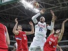 Americký basketbalista Carmelo Anthony zakonuje útonou akci pes srbskou...
