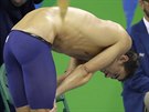 Michael Phelps se soustedí ped závrenou polohovou tafetou na 4x100 metr,...