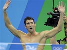 Americký plavec Michael Phelps  zdraví diváky po polohové tafet na 4x100...
