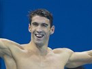 Michael Phelps (uprosted) se raduje spolu se svými spolubojovníky z triumfu...