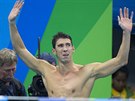 Americký plavec Michael Phelps zdraví diváky po polohové tafet na 4x100...