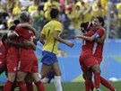 Kanadské fotbalistky se radují z výhry nad Brazílií, která jim vynesla bronzové...