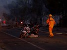 Fotograf pomáhá místnímu motorkái. (14. 8. 2016)