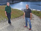 Sou�asn� starosta Kru�berku Vratislav R�znar (vlevo) a hr�zn� p�ehrady Petr...
