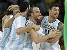 Argentintí basketbalisté se radují z vydené výhry nad Brazílií. Zcela vpravo...