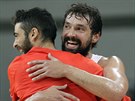 panltí basketbalisté Juan Carols Navarro (vlevo) a Sergio Llull se radují z...