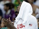 Modlitba? Americký basketbalista Kevin Durant se obrací spíe k obrazovce nad...
