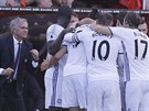 Trenér Manchesteru United José Mourinho (vlevo) slaví se svými svenci gól...