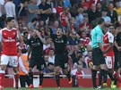 Philippe Coutinho z Liverpoolu (uprosted) slaví gól do sít Arsenalu.