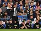 Trenér Chelsea Antonio Conte diriguje své svence v utkání proti West Hamu.