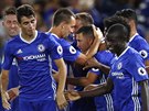 Fotbalisté Chelsea slaví gól do sít West Hamu.