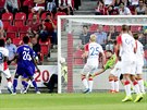 Slávistický gólman Jií Pavlenka inkasuje druhý gól od Anderlechtu Brusel.