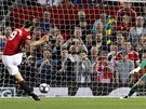 JÁ, ZLATAN. Zlatan Ibrahimovic z Manchesteru United skóruje z penalty do sít...