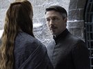 Hrdinové Petyr Baelish a Sansa Stark v seriálu Hra o trny