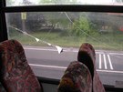 Autobus s pokozeným sklem, který peváel cestující