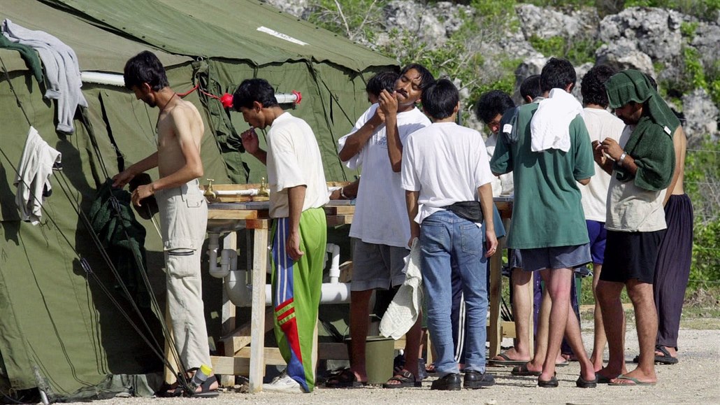 Žadatelé o australský azyl v táboře na Nauru. Archivní foto z roku 2001.