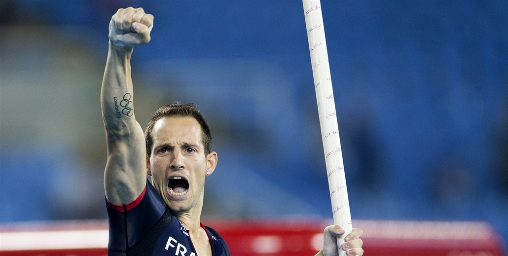OSLAVNÉ GESTO. Renaud Lavillenie po úsp�ném pokusu. Nakonec v�ak obrovský...