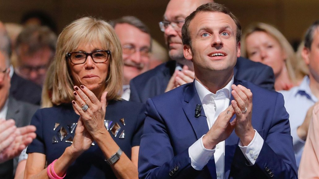 Emmanuel Macron s man�elkou na mítinku hnutí  En Marche! (12. �ervence 2016)