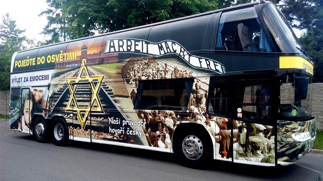 Dvoupatrovým autobusem Svatopluk Strava vozí běžné turisty, děti na školní...